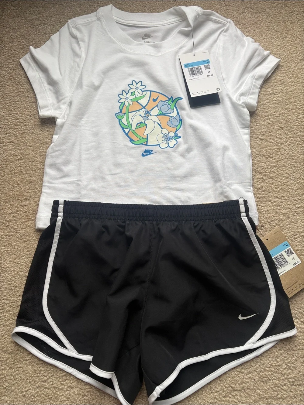 Nike Kids Girls Bundle sports tshirts shorts athletic medium NWT - Picture 3 of 3